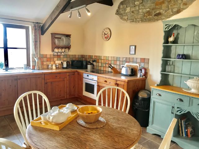Honeysuckle Cottage Kitchen / Diner - holiday cottage for 2 in Bude with pool