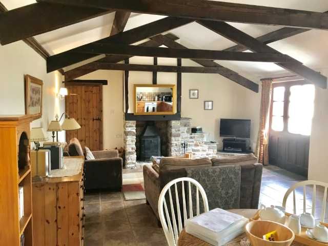 Honeysuckle Cottage Living Room - holiday cottage for 2 in Bude with pool
