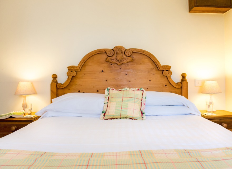Honeysuckle Cottage double bedroom - holiday cottage for 2 in Bude with pool
