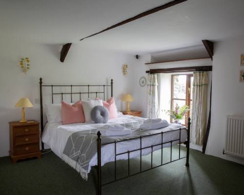 Bluebell Cottage double bedroom - holiday cottage sleeps 10 in Bude
