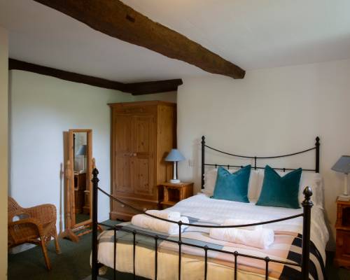 Bluebell Cottage double bedroom - holiday cottage sleeps 10 in Bude
