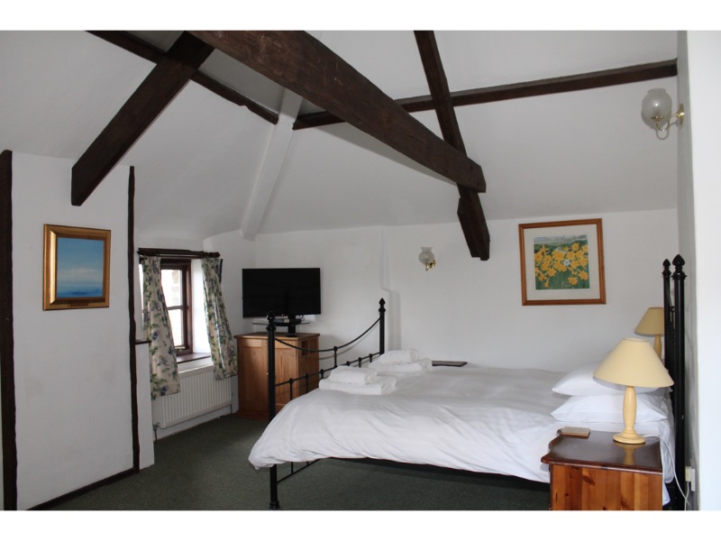 Bluebell Cottage annex bedroom with en-suite bathroom  - holiday cottage sleeps 10 in Bude