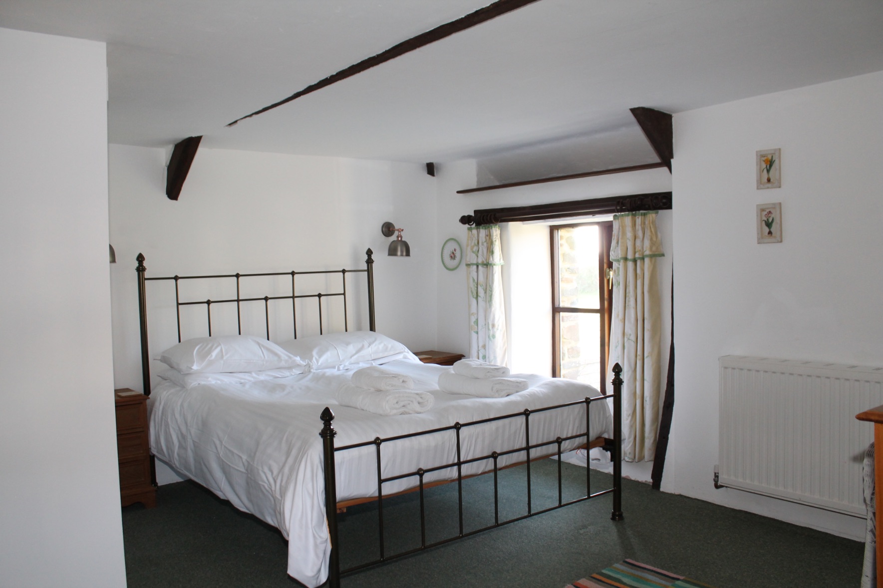 Bluebell Cottage double bedroom - holiday cottage sleeps 10 in Bude